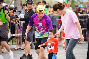 Children Wave National Flags at Kun Marathon Ha Long Finish Line - image 10