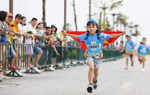 Children Wave National Flags at Kun Marathon Ha Long Finish Line - image 7