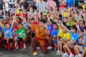 Children Wave National Flags at Kun Marathon Ha Long Finish Line - image 4