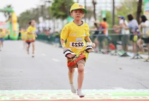 Children Wave National Flags at Kun Marathon Ha Long Finish Line - image 1