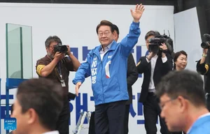 Portraits of the Two Leading Candidates in the South Korean Election - image 4