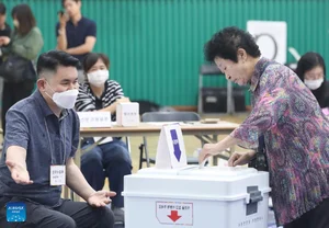 Portraits of the Two Leading Candidates in the South Korean Election - image 1
