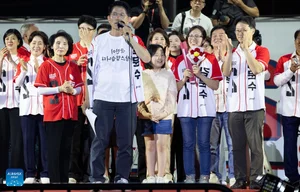 Portraits of the Two Leading Candidates in the South Korean Election - image 7