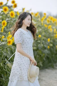 YiTuYu Art Language Vol.5269: Captivating Portrait Gallery Featuring the Elegant Lu Dou - image 23