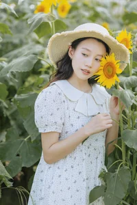 YiTuYu Art Language Vol.5269: Captivating Portrait Gallery Featuring the Elegant Lu Dou - image 4