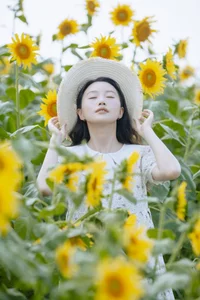 YiTuYu Art Language Vol.5269: Captivating Portrait Gallery Featuring the Elegant Lu Dou - image 1
