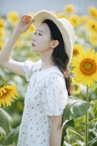 YiTuYu Art Language Vol.5269: Captivating Portrait Gallery Featuring the Elegant Lu Dou - image 0