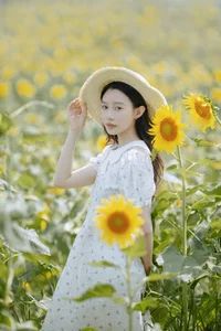 YiTuYu Art Language Vol.5269: Captivating Portrait Gallery Featuring the Elegant Lu Dou - image 18