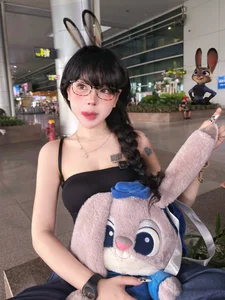 TikTok Star Bảo Khuyên Susan Sparks Viral Fashion Trend - image 1