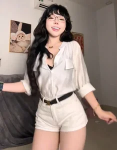 TikTok Star Bảo Khuyên Susan Sparks Viral Fashion Trend - image 9
