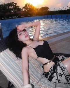 TikTok Star Bảo Khuyên Susan Sparks Viral Fashion Trend - image 6