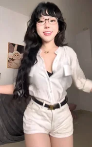 TikTok Star Bảo Khuyên Susan Sparks Viral Fashion Trend - image 7