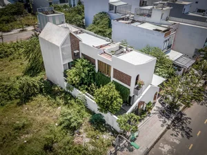 Innovative Architecture in Da Nang: A Modern Home Designed to Breathe with Natural Wind - image 5