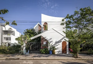 Innovative Architecture in Da Nang: A Modern Home Designed to Breathe with Natural Wind - image 4