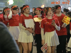 Stunning Fans Show Their Support for the Vietnam National Team Against Myanmar - image 3