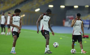 Manchester United Stars Hit the Training Ground During Malaysia Visit - image 3
