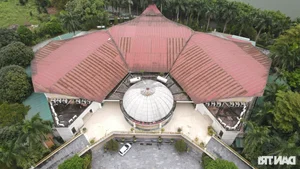 The Decay of a 'Golden Land' Venue: The Dilapidated State of Vinh City's Festival Hall - image 3