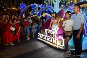 Festive Vibes: How Saigon's Youth Are Celebrating Christmas Early This Year - image 8