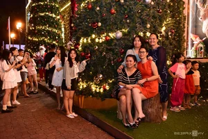 Festive Vibes: How Saigon's Youth Are Celebrating Christmas Early This Year - image 9