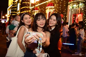 Festive Vibes: How Saigon's Youth Are Celebrating Christmas Early This Year - image 2