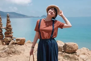 Hai Tu Redefines Beach Style with Minimalist and Elegant Look - image 2