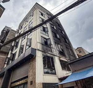 Heroic Rescue in Linh Nam Fire: Man Breaks Through Roof to Save Lives - image 6