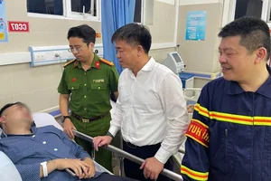 Heroic Rescue in Linh Nam Fire: Man Breaks Through Roof to Save Lives - image 3