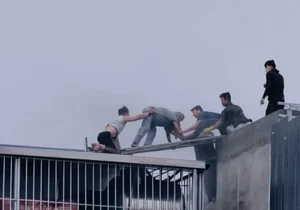 Heroic Rescue in Linh Nam Fire: Man Breaks Through Roof to Save Lives - image 0