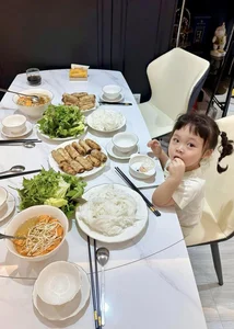 Vietnamese Singer in 6-Billion VND Home Excites Fans with Delicious Crab Recipe - image 11