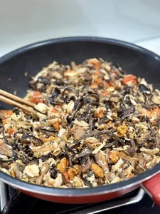 Vietnamese Singer in 6-Billion VND Home Excites Fans with Delicious Crab Recipe - image 5