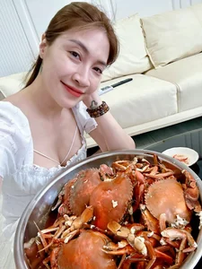 Vietnamese Singer in 6-Billion VND Home Excites Fans with Delicious Crab Recipe - image 3
