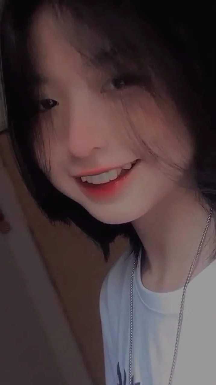 Charming Smiles: Celebrating the Unique Beauty of Girls with Snaggleteeth