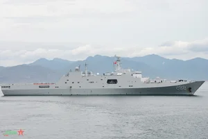 Chinese Navy Ship Formation 987 Arrives in Khanh Hoa - image 2