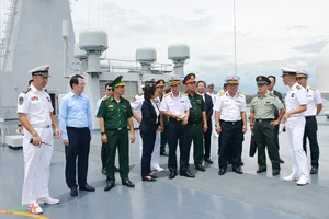 Chinese Navy Ship Formation 987 Arrives in Khanh Hoa - image 1