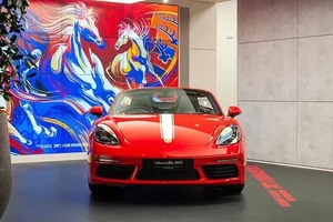 Supermodel Thanh Hang Flaunts Her Luxurious Porsche 718 Boxster Convertible - image 5