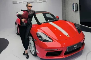 Supermodel Thanh Hang Flaunts Her Luxurious Porsche 718 Boxster Convertible - image 1