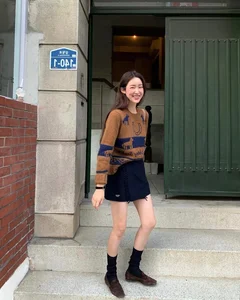 How to Wear Short Skirts Over 40: Youthful and Elegant Styling Ideas - image 9