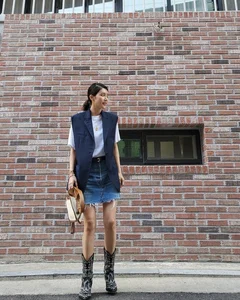 How to Wear Short Skirts Over 40: Youthful and Elegant Styling Ideas - image 6