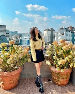 How to Wear Short Skirts Over 40: Youthful and Elegant Styling Ideas - image 4