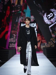 Son of 'Calendar Queen' Hien Mai Grows Up: A Rising Hot Boy - image 0