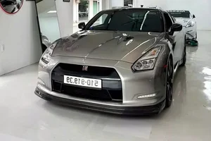 Stunning Silver Nissan GT-R R35: The Iconic Supercar Killer Spotted in a Modern Urban Landscape - image 6