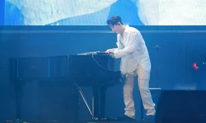 Thousands of Fans Brave Heavy Rain for Hieu Thu Hai's Performance - image 10