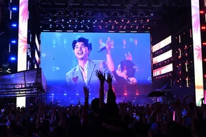Thousands of Fans Brave Heavy Rain for Hieu Thu Hai's Performance - image 0