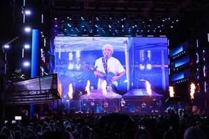 Thousands of Fans Brave Heavy Rain for Hieu Thu Hai's Performance - image 3
