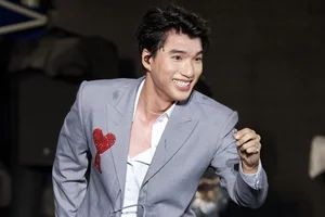 Thousands of Fans Brave Heavy Rain for Hieu Thu Hai's Performance - image 9
