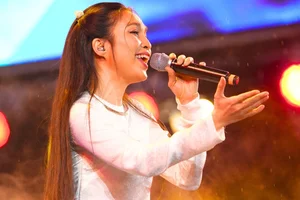 Thousands of Fans Brave Heavy Rain for Hieu Thu Hai's Performance - image 7