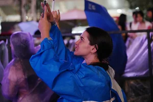 Thousands of Fans Brave Heavy Rain for Hieu Thu Hai's Performance - image 4