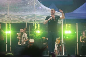 Thousands of Fans Brave Heavy Rain for Hieu Thu Hai's Performance - image 8