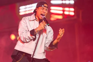 Thousands of Fans Brave Heavy Rain for Hieu Thu Hai's Performance - image 1