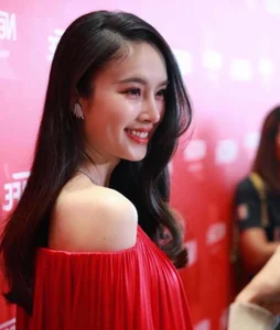 Nong Poy’s Timeless Beauty: Reflecting on 20 Years Since Her Iconic Transition and Global Success - image 4